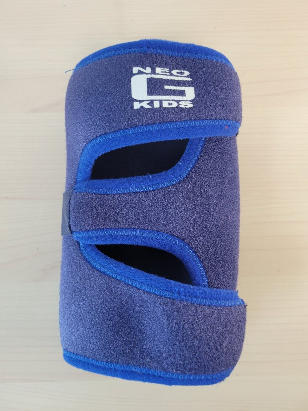 NEO-G KIDS Adjustable Hook and Loop Knee Targeted Support Wrap-Around Brace